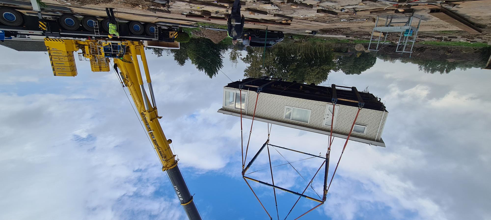 Verplaatsing van de woonwagens naar de nieuwe locatie.